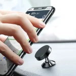 پایه نگهدارنده گوشی داخل دریچه کولر خودرو با امکان چاپ لوگو، مناسب واردات و پخش عمده در بازار ایران و کشورهای عربی