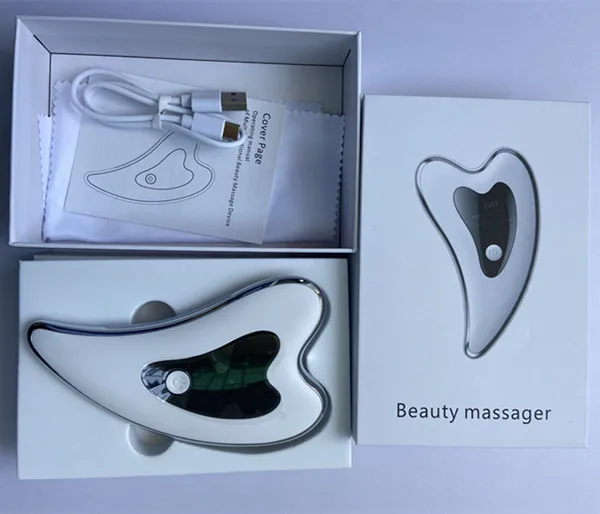 ماساژور صورت گواشا برقی در حال استفاده روی گونه برای بهبود گردش خون و سفت شدن پوست