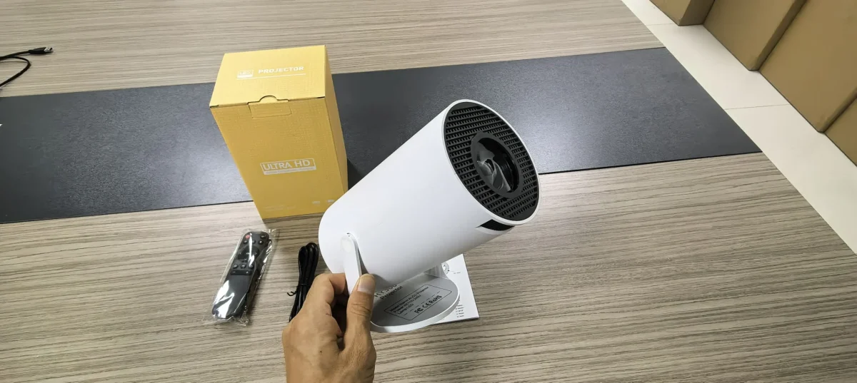 ویدئو پروژکتور هوشمند پرتابل HY300 با سیستم‌عامل اندروید و قابلیت اتصال بی‌سیم مناسب برای فیلم و ارائه