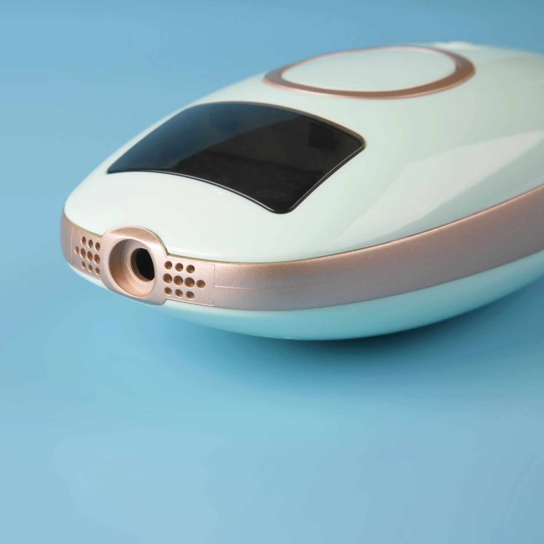 کاربر در حال استفاده از دستگاه لیزر خانگی IPL برای اپیلاسیون دست و پا