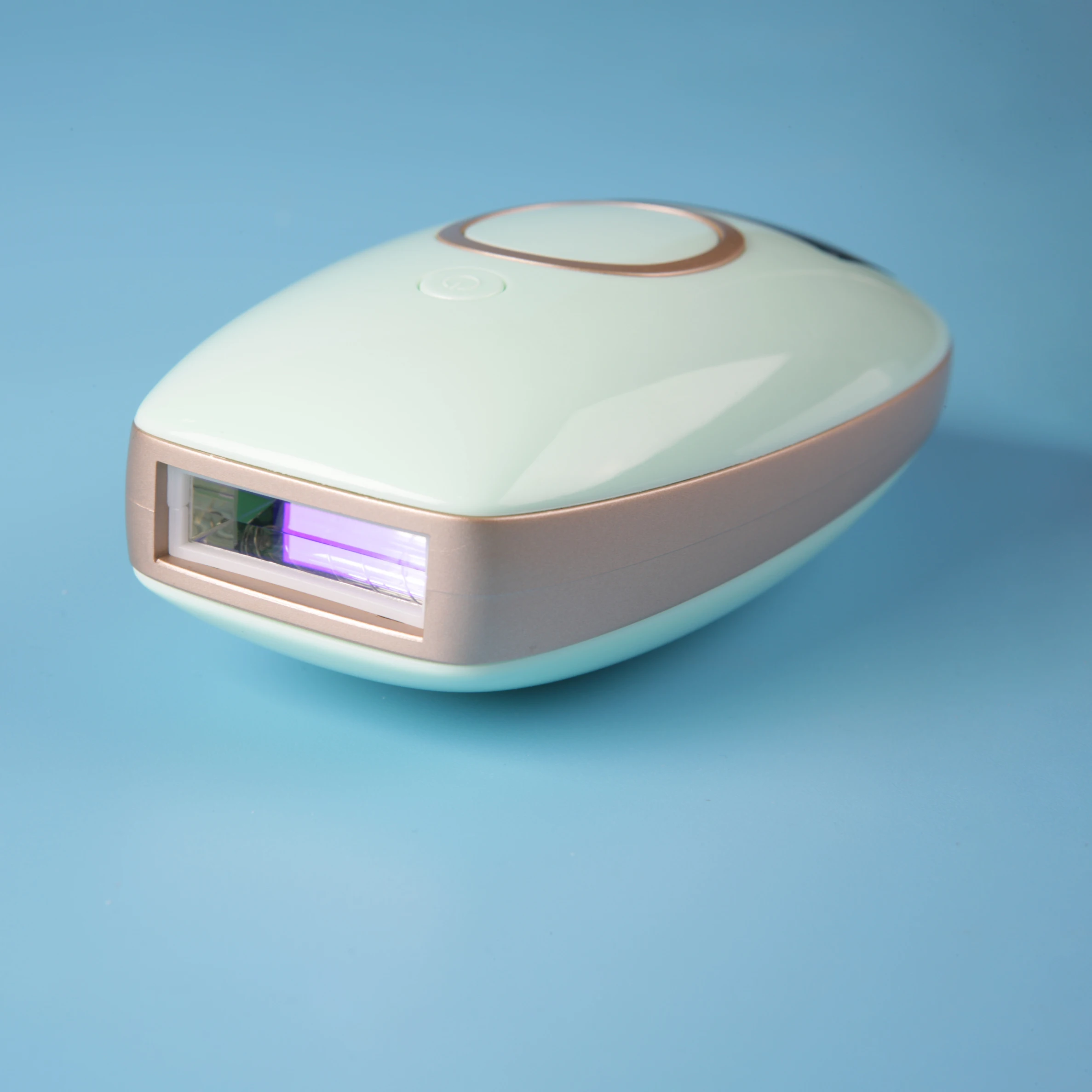 کاربر در حال استفاده از دستگاه لیزر خانگی IPL برای اپیلاسیون دست و پا