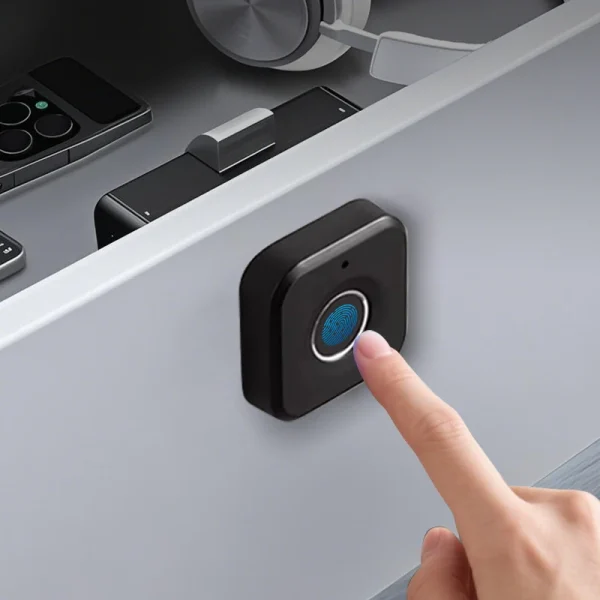 قفل هوشمند اثر انگشتی میکرو الکترونیکی با طراحی کوچک و مدرن، مناسب استفاده در کشو، کمد، درب‌های کوچک و تجهیزات امنیتی خانگی و اداری