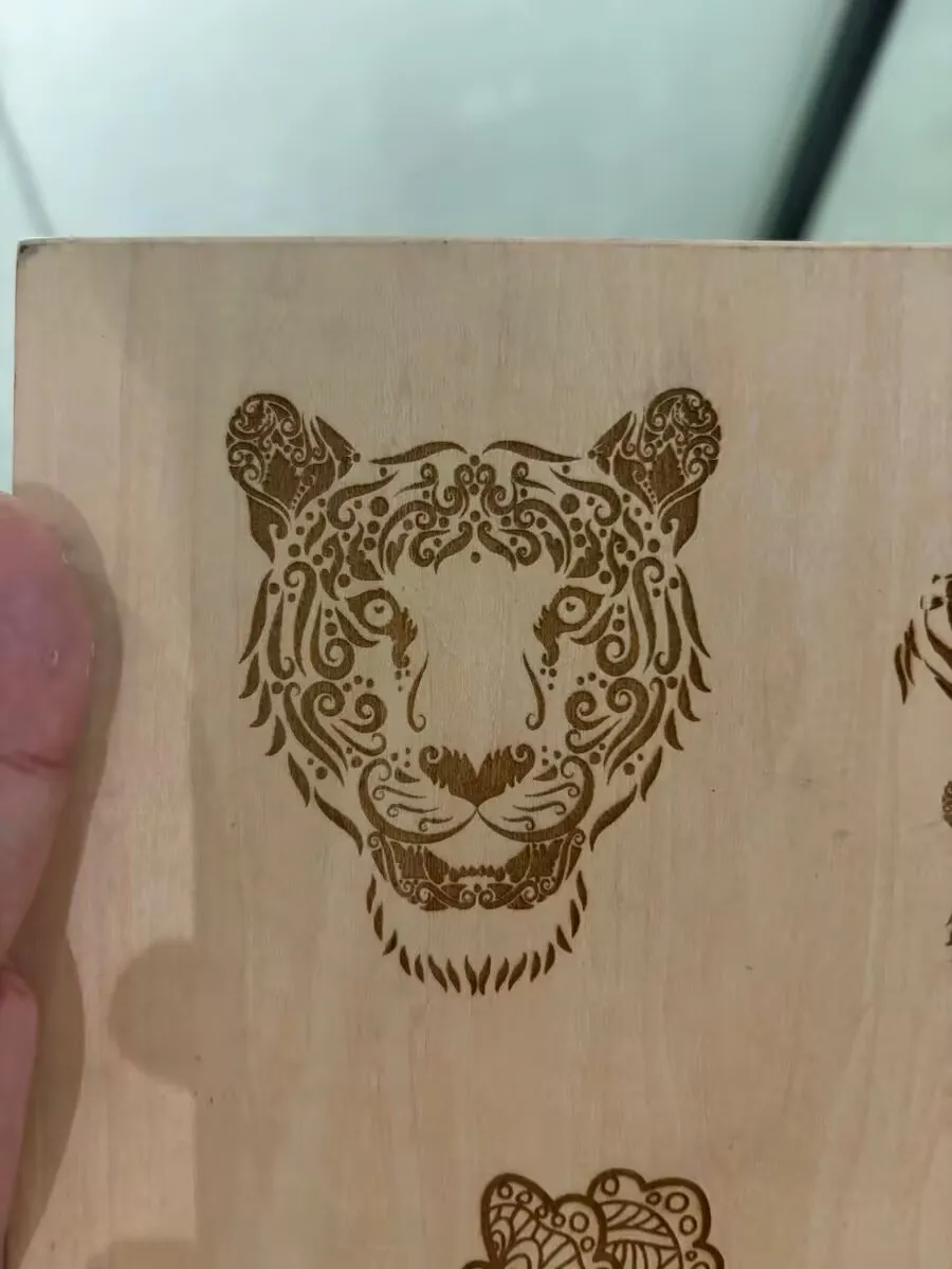 حکاکی دقیق لوگو روی چوب با دستگاه لیزر WAINLUX X1