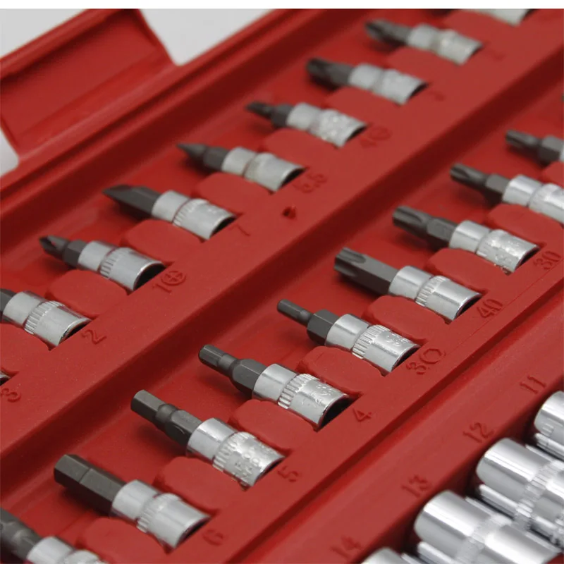 کاربر در حال استفاده از ست آچار بکس ۴۶ عددی برای تعمیر خودرو