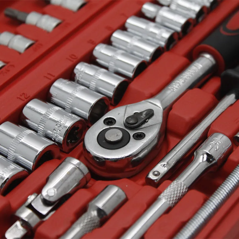 کاربر در حال استفاده از ست آچار بکس ۴۶ عددی برای تعمیر خودرو