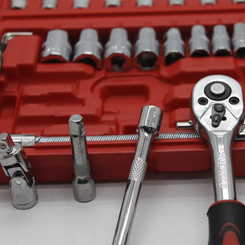 کاربر در حال استفاده از ست آچار بکس ۴۶ عددی برای تعمیر خودرو