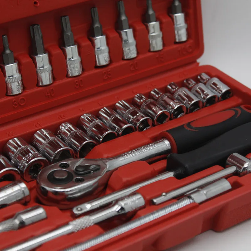 کاربر در حال استفاده از ست آچار بکس ۴۶ عددی برای تعمیر خودرو