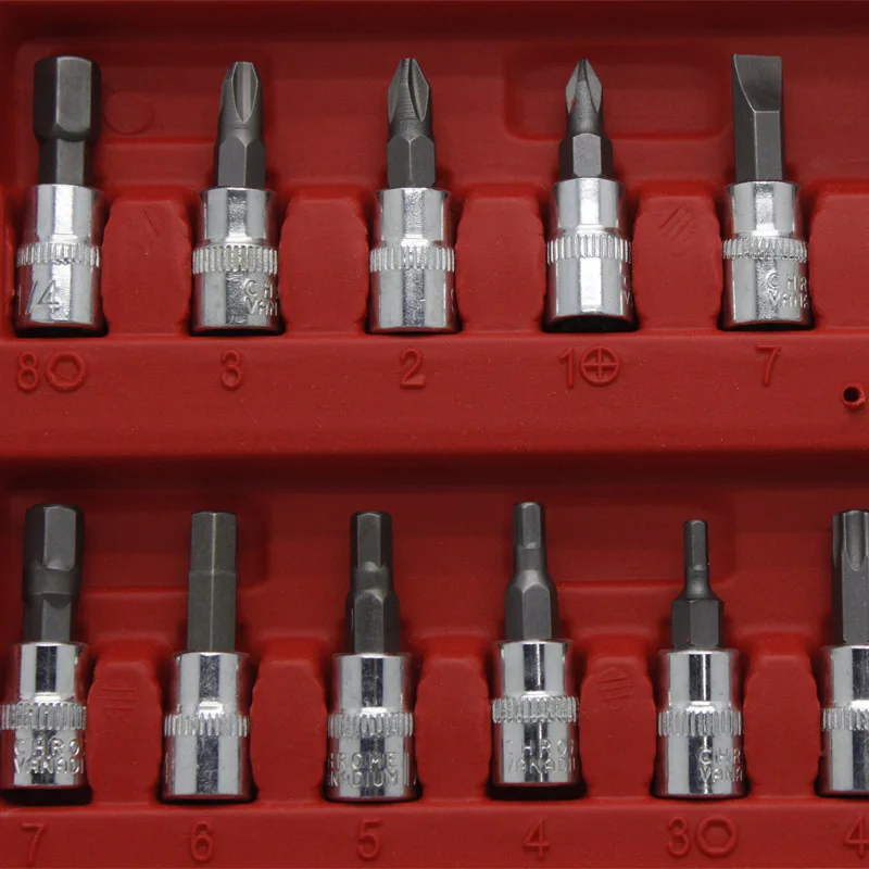 کاربر در حال استفاده از ست آچار بکس ۴۶ عددی برای تعمیر خودرو