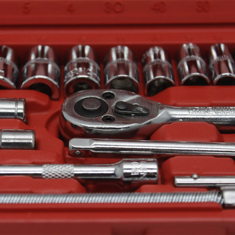 کاربر در حال استفاده از ست آچار بکس ۴۶ عددی برای تعمیر خودرو