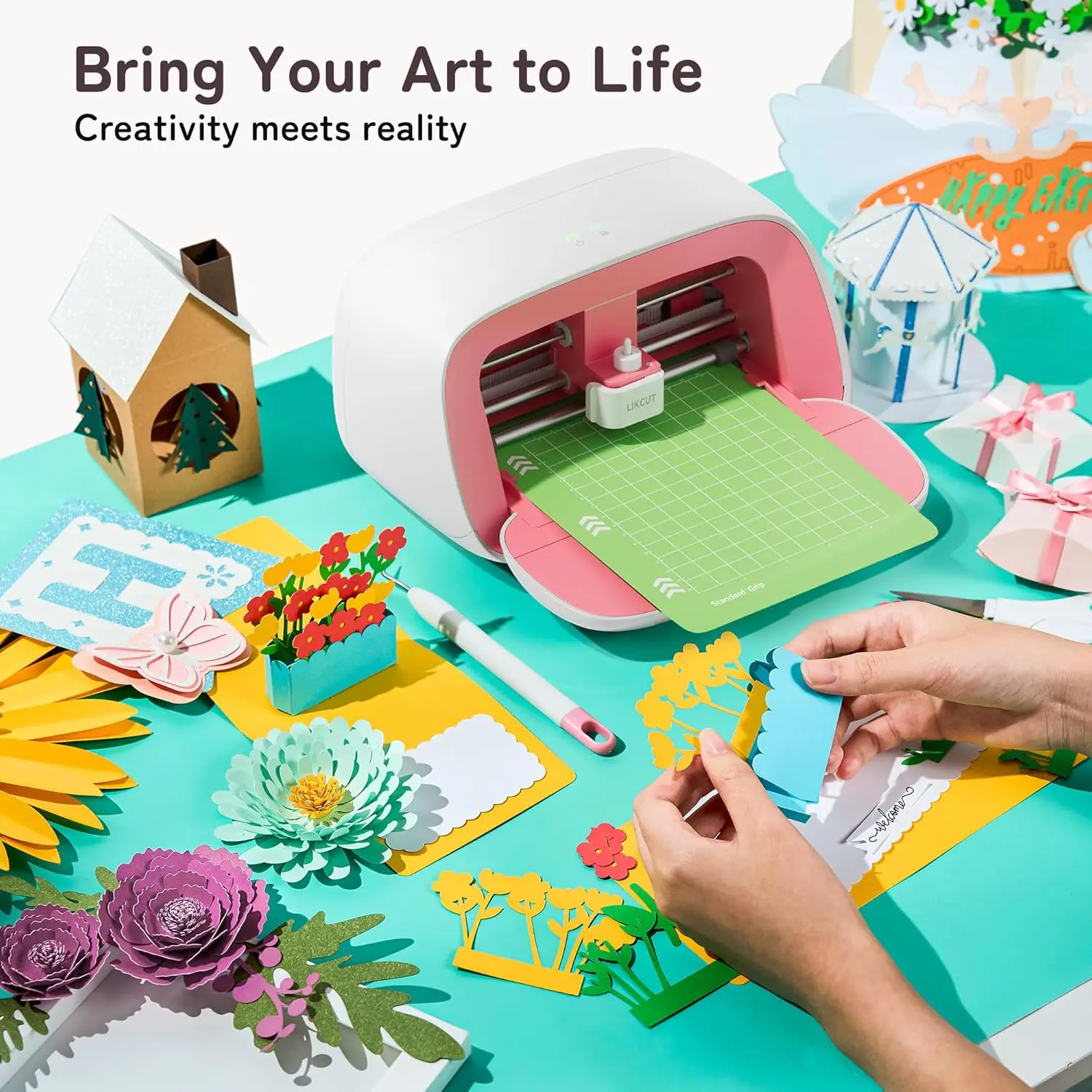 کاربر در حال استفاده از دستگاه پلاتر استیکر برای برش طرح روی وینیل