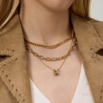 نمای نزدیک گردنبند زنجیر حلقه‌ای برند J&D