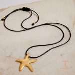 نمای نزدیک گردنبند ابکاری طلای ۱۸ عیار برند J&D