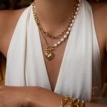 نمای نزدیک گردنبند ابکاری طلای ۱۸ عیار نگین‌دار برند J&D
