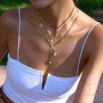 نمای نزدیک گردنبند ابکاری طلای ۱۸ عیار نگین‌دار برند J&D