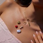 نمای نزدیک گردنبند ابکاری طلای ۱۸ عیار نگین‌دار برند J&D