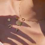 نمای نزدیک گردنبند ابکاری طلای ۱۸ عیار نگین‌دار برند J&D