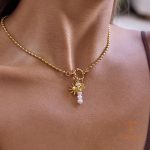 نمای نزدیک گردنبند ابکاری طلای ۱۸ عیار نگین‌دار برند J&D