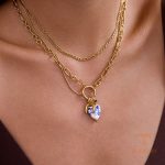نمای نزدیک گردنبند ابکاری طلای ۱۸ عیار نگین‌دار برند J&D