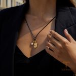 نمای نزدیک گردنبند ابکاری طلای ۱۸ عیار نگین‌دار برند J&D