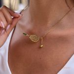 نمای نزدیک گردنبند ابکاری طلای ۱۸ عیار برند J&D