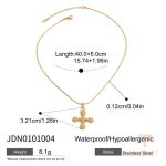 نمای نزدیک گردنبند ابکاری طلای ۱۸ عیار نگین‌دار برند J&D