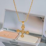 تصویر محصول گردنبند گل ابکاری طلای ۱۸ عیار نگین‌دار برند J&D