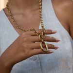 نمای نزدیک گردنبند ابکاری طلای ۱۸ عیار برند J&D