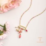 نمای نزدیک گردنبند ابکاری طلای ۱۸ عیار نگین‌دار برند J&D