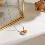 نمای نزدیک گردنبند ابکاری طلای ۱۸ عیار نگین‌دار برند J&D