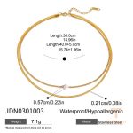 نمای نزدیک گردنبند آبکاری طلای ۱۸ عیار نگین‌دار برند J&D