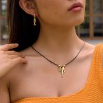نمای نزدیک گردنبند ابکاری طلای ۱۸ عیار برند J&D