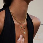 نمای نزدیک گردنبند ابکاری طلای ۱۸ عیار نگین‌دار برند J&D