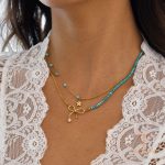 نمای نزدیک گردنبند ابکاری طلای ۱۸ عیار نگین‌دار برند J&D