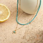 نمای نزدیک گردنبند ابکاری طلای ۱۸ عیار نگین‌دار برند J&D