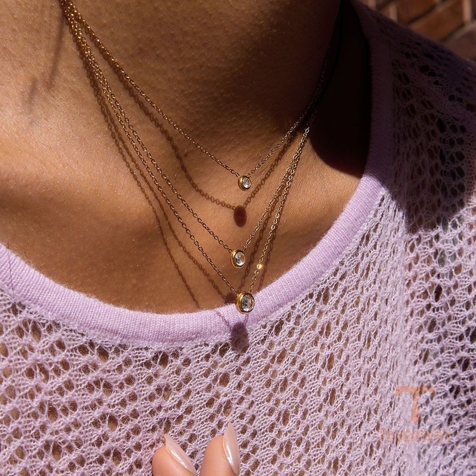 گردنبند استیل ضدزنگ ابکاری طلای ۱۸ عیار نگین‌دار برند J&D