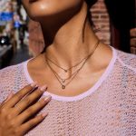 نمای نزدیک گردنبند ابکاری طلای ۱۸ عیار نگین‌دار برند J&D