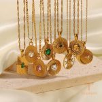 نمای نزدیک گردنبند ابکاری طلای ۱۸ عیار نگین‌دار برند J&D