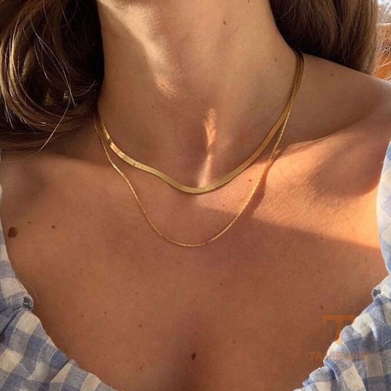 نمای نزدیک گردنبند آبکاری طلای ۱۸ عیار برند J&D