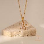 نمای نزدیک گردنبند ابکاری طلای ۱۸ عیار نگین‌دار برند J&D