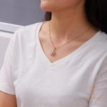 نمای بیشتر گردنبند گل نگین‌دار سالگرد زنانه