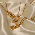 نمای نزدیک گردنبند ابکاری طلای ۱۸ عیار نگین‌دار برند J&D