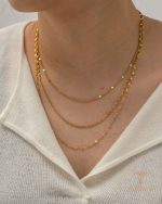 نمای نزدیک گردنبند آبکاری طلای ۱۸ عیار نگین‌دار برند J&D