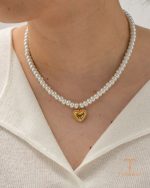 نمای نزدیک گردنبند ابکاری طلای ۱۸ عیار نگین‌دار برند J&D