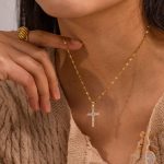 نمای نزدیک گردنبند ابکاری طلای ۱۸ عیار نگین‌دار برند J&D