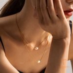 نمای نزدیک گردنبند آبکاری طلای ۱۸ عیار نگین‌دار برند J&D