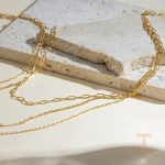 نمای نزدیک گردنبند آبکاری طلای ۱۸ عیار نگین‌دار برند J&D