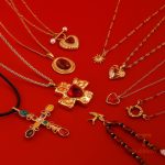 نمای نزدیک گردنبند ابکاری طلای ۱۸ عیار نگین‌دار برند J&D