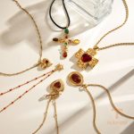 تصویر محصول گردنبند هندسی ابکاری طلای ۱۸ عیار نگین‌دار برند J&D