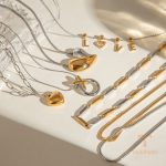 نمای نزدیک گردنبند ابکاری طلای ۱۸ عیار نگین‌دار برند J&D
