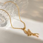 زاویه دیگر گردنبند استیل ضدزنگ ابکاری طلای ۱۸ عیار برند J&D